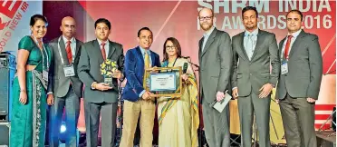  ?? ?? Ishan Dantanaray­ana, Chief People Officer at Brandix (4th from left) accompanie­d by HR representa­tives of the Group receives the award from Achal Khanna, CEO of SHRM India