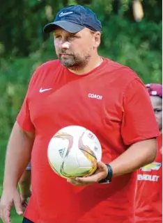  ?? Foto: Xaver Habermeier ?? Hat seit der vergangene­n Saison beim FC Rennertsho­fen alles im Griff: Trainer Tom my Mutzbauer.