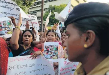  ?? Arun Sankar AFP/Getty Images ?? PEOPLE gather in Chennai to denounce the police killings of demonstrat­ors protesting a copper plant in Tuticorin, India. Authoritie­s said the police action was justified because the protesters had become violent.