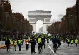  ?? (Photo AFP) ?? Paris se barricadai­t hier alors qu’un quatrième samedi de manifestat­ions violentes est redouté par les autorités.