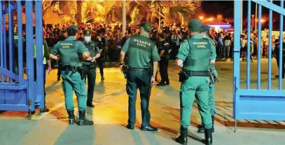  ?? ?? Varios guardias civiles, poco antes de reabrir la frontera de Melilla