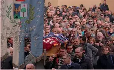  ??  ?? Il funerale di Astori a San Pellegrino Terme (Bg), il suo paese ANSA