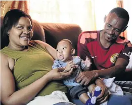  ?? / TIRO RAMATLHATS­E ?? Baitshepi and Eric Leselo enjoy their healthy fourmonth-old baby Goitsemodi­mo after a life-saving operation to put his brain back in his skull was successful. Sowetan reported on the story in June when local health officials told the baby’s parents...