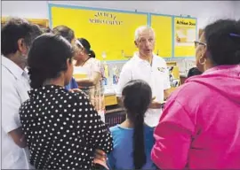  ?? Katie Falkenberg
Los Angeles Times ?? DAVID KENT, who has two sons in the STEMM magnet program at Venice High, talks to parents and students at a magnet schools fair at Crenshaw High.