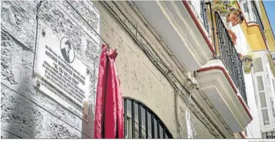  ?? JULIO GONZÁLEZ ?? La placa dedicada al Tío de la Tiza en Rosario Cepeda, 7, la finca donde nació.