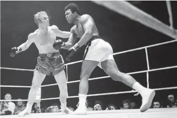  ?? FOTO: IMAGO ?? Am 26. Dezember 1971 boxte Jürgen Blin (li.) gegen Muhammad Ali. „Sieben Runden steht nicht jeder gegen Ali“, sagt er heute, „der hat seine Gegner meistens in der zweiten oder dritten Runde ausgeknock­t.“