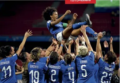  ??  ?? FESTA AZZURRA
La Nazionale festeggia la capitana Sara Gama e la qualificaz­ione ai quarti del Mondiale, lo scorso giugno, dopo Italia-Brasile. Sotto, l’attrice e vicepresid­ente della Lega Pro CRISTIANA CAPOTONDI.