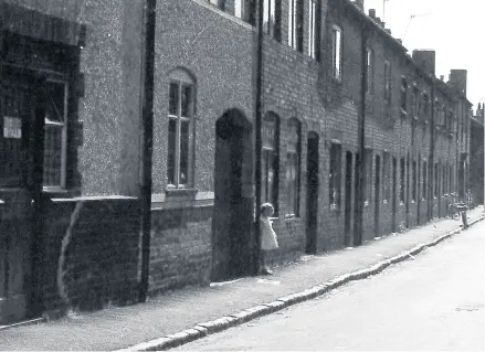  ??  ?? Echo reader Jane Kent is convinced she is the little girl pictured outside the Cooper’s Arms in Moira Street.