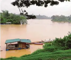  ??  ?? Paras air Sungai Tembeling dan Sungai Jelai di Kuala Tembeling meningkat berikutan hujan yang berterusan sejak Jumaat lalu.