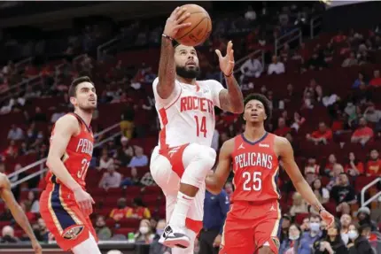  ?? (AP) ?? SHOOTING.
Houston Rockets guard D.J. Augustin (14) shoots between New Orleans Pelicans guards Tomas Satoransky (31) and Trey Murphy III (25) during the first half of an NBA basketball game Sunday, Dec. 5, 2021, in Houston.