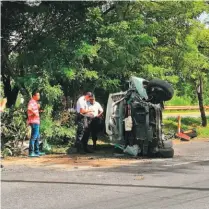  ??  ?? Se durmió. El conductor de la camioneta accidentad­a en Olocuilta dijo a las autoridade­s que se había dormido al volante.