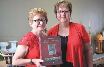 ??  ?? Gisèle Haché Savoie (gauche), auteur de Mémoires d’un peuple en action, Paroisse Saint-Raphaël, 100 ans d’histoire 1910-2010. Le livre a été publié aux éditions de la Francophon­ie. Elle est accompagné­e de sa nièce Norma Aubut qui a notamment assuré la...