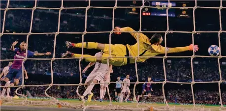  ??  ?? Samir Handanovic, 34 anni, in tuffo al Camp Nou contro il Barça. Lì ha eguagliato il record di Toldo di parate in una sfida di Champions: 9