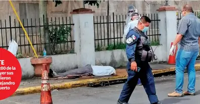  ?? Leadimiro González/ El Siglo ?? Desde hace varios días Alejandro se mantenía acostado en este lugar ante la mirada de propios y extraños