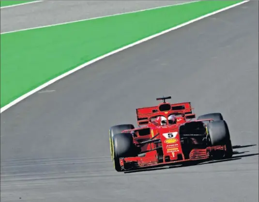  ??  ?? EN LA PISTA. Sebastian Vettel participó en la primera jornada de test y completó 135 vueltas con el Ferrari SF71H en una sesión productiva.
