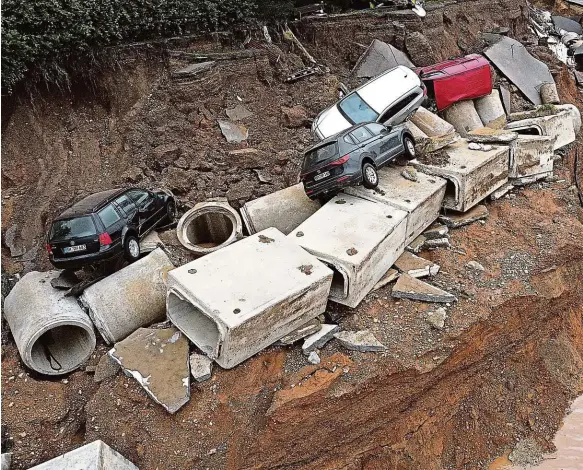  ?? Foto: ČTK ?? Propad. Drtivý příval vod rozebral kanalizaci v Erftstadtu na jednotlivé roury, mezi něž rozházel zničená auta. Živel útočil silou, kterou je těžké si vůbec představit.