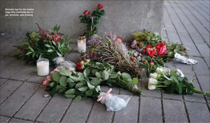  ?? ?? Blomster lagt for den draebte laege efter overfaldet den 21. juli. Arkivfoto: Jens Dresling
