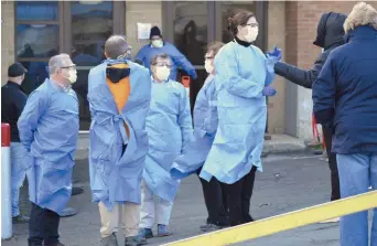  ?? – Acadie Nouvelle Jean-François Boisvert ?? La Dre Jennifer Russell (à droite) était au Restigouch­e en fin de semaine afin de superviser les deux cliniques de dépistage massif à Campbellto­n et à Dalhousie.