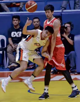  ?? —AUGUST DELA CRUZ ?? Mark Borboran (right) and the Phoenix defense lay to waste the heroics of Meralco’s Jonathan Grey.