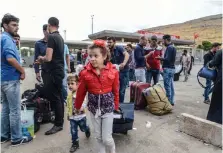  ?? AFP ?? Syrians at the Cilvegozu gate, Reyhanli district, Hatay, Turkey, across the border from Idlib, a jihadist stronghold in Syria