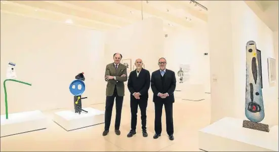  ?? MAXIMO GARCIA DE LA PAZ / FUNDACIÓN LA CAIXA ?? El galerista Guillermo de Osma, el pintor Carlos León y el coleccioni­sta José María Lafuente, los tres premiados