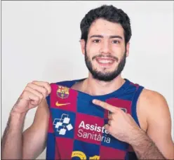  ??  ?? Álex Abrines posa con la camiseta del Barça el día de su regreso al club.