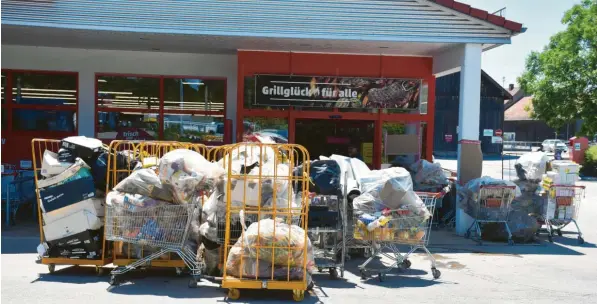  ??  ?? Nach dem Unwetter vom Samstag wurde gestern die Ware in der nach der Überschwem­mung derzeit geschlosse­nen Penny-Filiale in Großaiting­en ausgeräumt. Fotos: Christian Kruppe