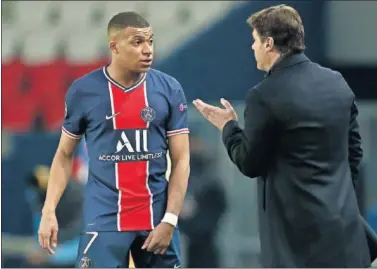  ??  ?? Mbappé dialoga con Pochettino durante el PSG-City del miércoles.