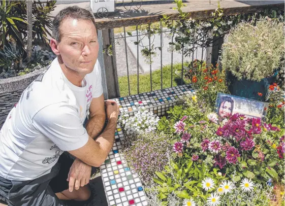  ?? Main picture: JERAD WILLIAMS ?? Scott Wallace’s wife Suzy was killed cycling a year ago. Burleigh Social has built a tribute garden for Suzy, pictured below with Scott.