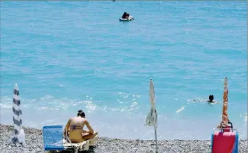  ?? (Photo Jean-Sébastien Gino-Antomarchi) ?? Des habitants en ont assez de voir les plages publiques privatisée­s par les matelas, parasols et autres serviettes vides de touristes. Une pétition circule, tandis que sur les réseaux sociaux, la colère monte.