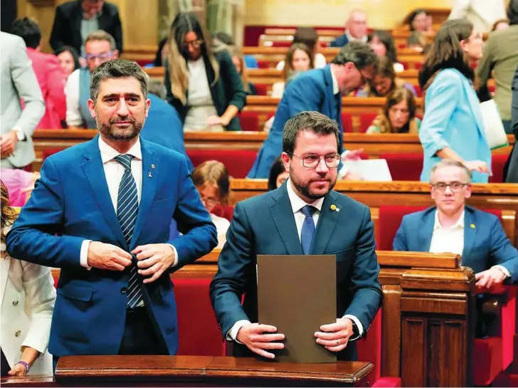  ?? ?? El president Pere Aragonès junto al vicepresid­ente Jordi Puigneró (Junts), ayer en un momento del debate de política general del Parlament