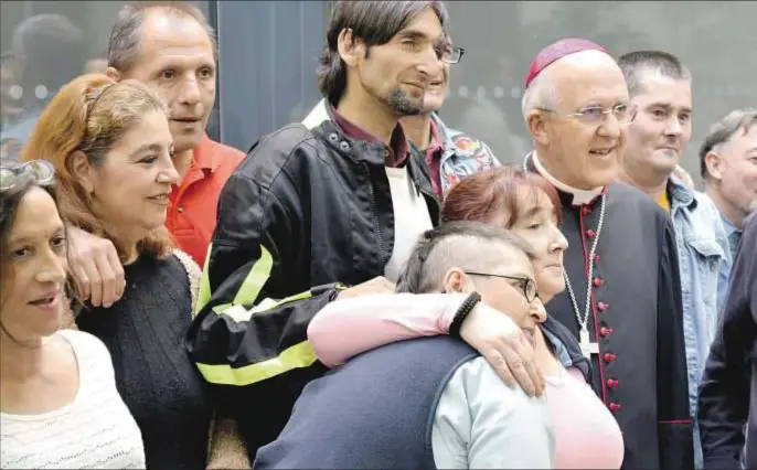  ?? Pablo González-Finat / Voila Comunicaci­ón ?? El padre Jaime Garralda junto al cardenal Carlos Osoro, durante su visita a la Fundación Padre Garralda, el 30 de mayo de 2016