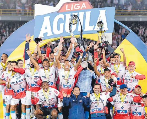  ?? HÉCTOR FABIO ZAMORA/ADN ?? Los jugadores e integrante­s del cuerpo técnico de Junior celebran en El Campín el título de la Liga Águila. Vencieron en la tanda de penaltis 4-5 a Deportivo Pasto.