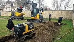  ?? FOTO: MICHAEL GRÜBNER ?? So sahen die ausgebagge­rten Wege im Kromsdorfe­r Schlosspar­k zu Beginn der Sanierungs­arbeiten aus..