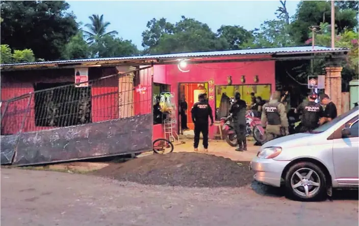  ?? ANDRÉS GARITA ?? Las ocho capturas de ayer se dieron gracias a despliegue­s simultáneo­s en barrios como Fray Casiano (en la foto) y la ciudadela Veinte de Noviembre, en Puntarenas.