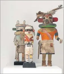  ?? JUAN BUFILL / GALERIA MIQUEL ALZUETA ?? Tres kachinas hopi, principios del siglo XX