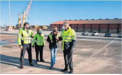  ?? APH ?? Los responsabl­es portuarios en una visita al Muelle en la mañana de ayer.