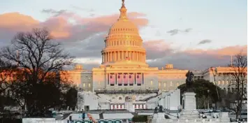  ?? Foto: Mario Tama, afp ?? Vor dem Kapitol in Washington sind die Tribünen aufgebaut: Dort wird Donald Trump heute seinen Amtseid als 45. US Präsident ablegen. 900000 Menschen wollen dem Ereignis beiwohnen.