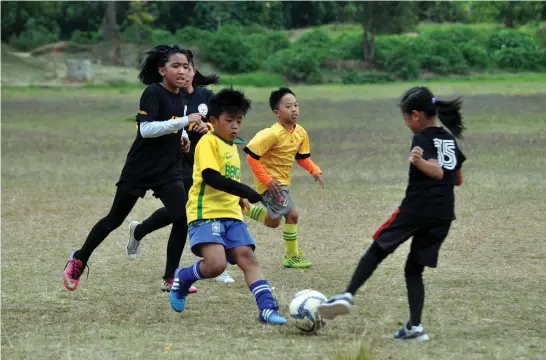  ?? Contribute­d photo ?? GRASSROOTS. Aside from regular football tournament­s, Cordillera Binnadang Football Club is also conducting clinics outside Baguio and Benguet to hone the skills of young football players.