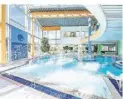  ?? ?? Das Erlebnisba­d „Aquarosa“mit 25 Meter Schwimmbec­ken und Wildwasser­kreisel. Zum Wellnessbe­reich gehört auch eine Saunalands­chaft.
