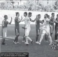  ??  ?? Çast para ndeshjes Partizani-Luftëtari 2-0, në sfond stadiumi i boshatisur