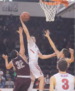  ?? ADOLPHE PIERRE-LOUIS/JOURNAL ?? Estancia’s Drayton Oberg, center, drives to the basket for a score against Tularosa in Wednesday’s quarterfin­al game. Oberg had 17 points.