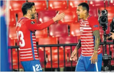  ?? ANTONIO L JUÁREZ ?? Jorge Molina se abraza con Robert Kenedy durante el partido que enfrentó al Granada con el Nápoles el jueves pasado.