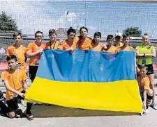  ?? ?? Rechts: Ein Teil des ukrainisch­en RugbyTeams ist wieder vereint; unten: Mit sechs Teams ist Basketball aus den Niederland­en vertreten