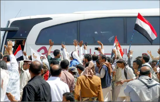  ??  ?? يمنيون يحتفلون بوصول أسرى إلى مدينة مأرب