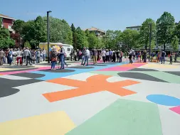  ?? (Foto Bergamasch­i) ?? Mille colori La nuova piazza coi disegni del milanese Luca Font