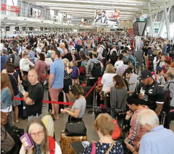  ?? PHOTO: DANIEL MUNOZ/AAP ?? LONG HAUL: Passengers queue at Sydney Domestic Airport yesterday.