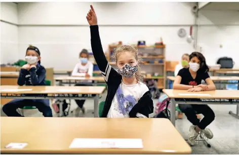  ?? FOTO: STEPHAN KÖHLEN ?? Auch die Astrid-Lindgren-Schule unterricht­et wieder. Kinder wie Pia (9) aus der 4a freuen sich übers Wiedersehe­n mit Lehrern und Freunden.