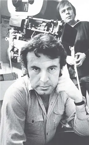  ?? FOTO: ACTION PRESS ?? Er popularisi­erte in seinen Filmen die Gegenkultu­r: Milos Forman (vorne) bei den Dreharbeit­en zu „Einer flog über das Kuckucknes­t“im Jahr 1975.
