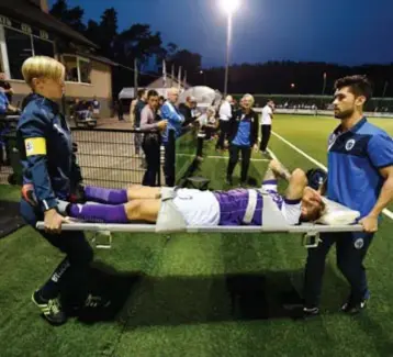  ??  ?? FOTO SMB Jimmy De Jonghe wordt in Oosterzone­n van het veld gedragen. De linksachte­r van Beerschot Wilrijk staat met een knieblessu­re drie maanden aan de kant.